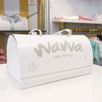 Caja blanca de regalo con asas y logotipo Nawa baby design, copos de nieve.