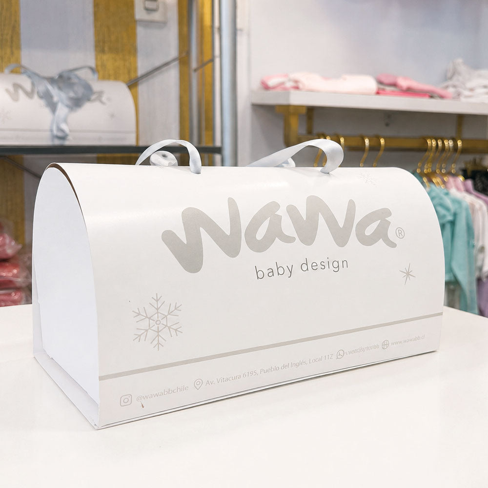 Caja blanca de regalo con asas y logotipo Nawa baby design, copos de nieve.