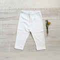 Pantalón blanco con puntitos celestes, piernas rectas y cintura elástica