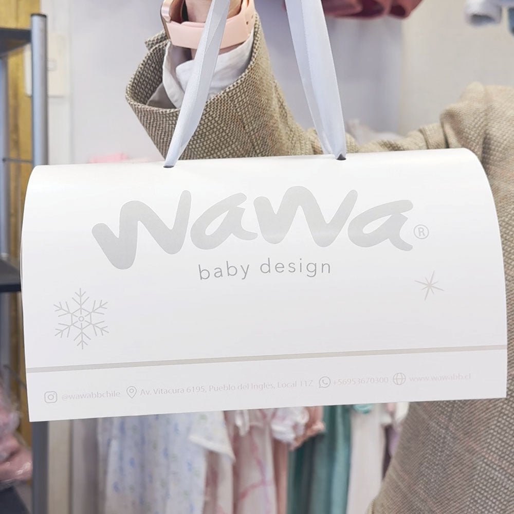 Caja rectangular blanca con asas, Nawa baby design y copos de nieve en relieve.