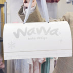 Caja rectangular blanca con asas, Nawa baby design y copos de nieve en relieve.