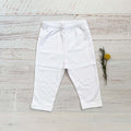 Pantalón blanco con puntitos rosados, pierna recta y entrepierna abierta