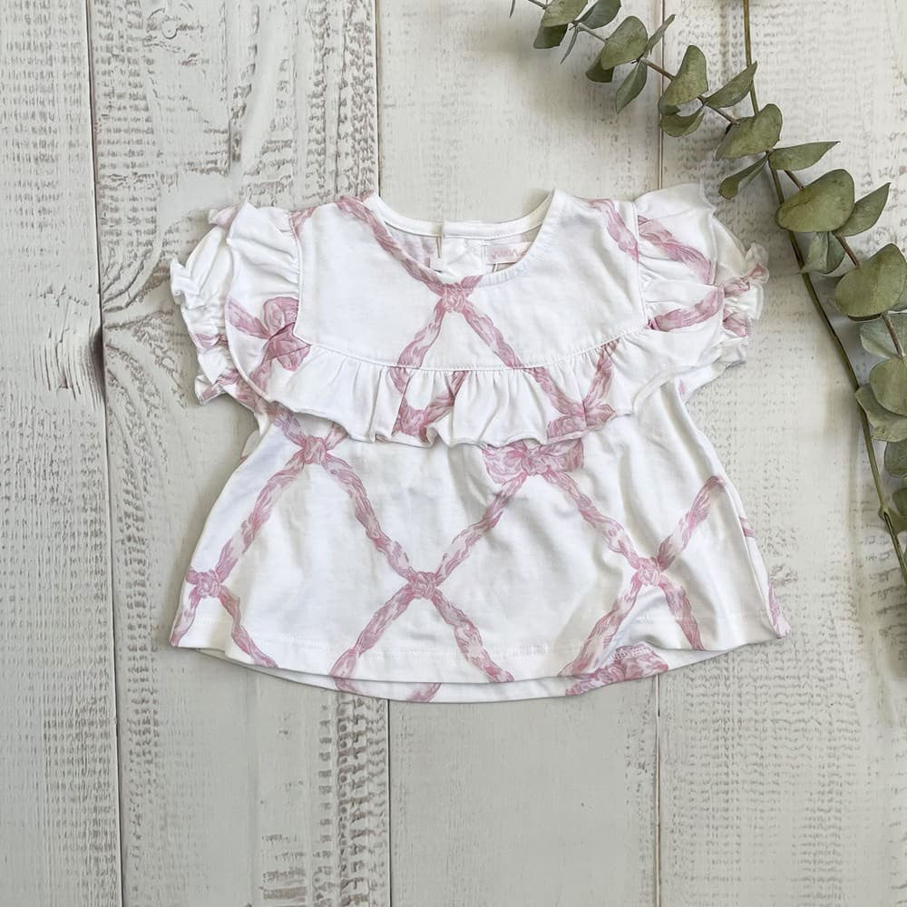 Blusa de manga corta blanca con estampado rosa y olanes en el escote