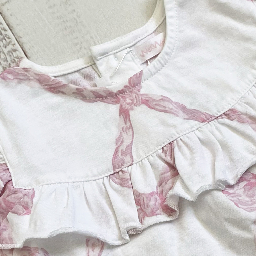 Blusa blanca con estampado rosa; escote redondo con listón y volante fruncido
