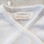 Chambrita blanca cuello cruzado con costura fruncida y etiqueta interior