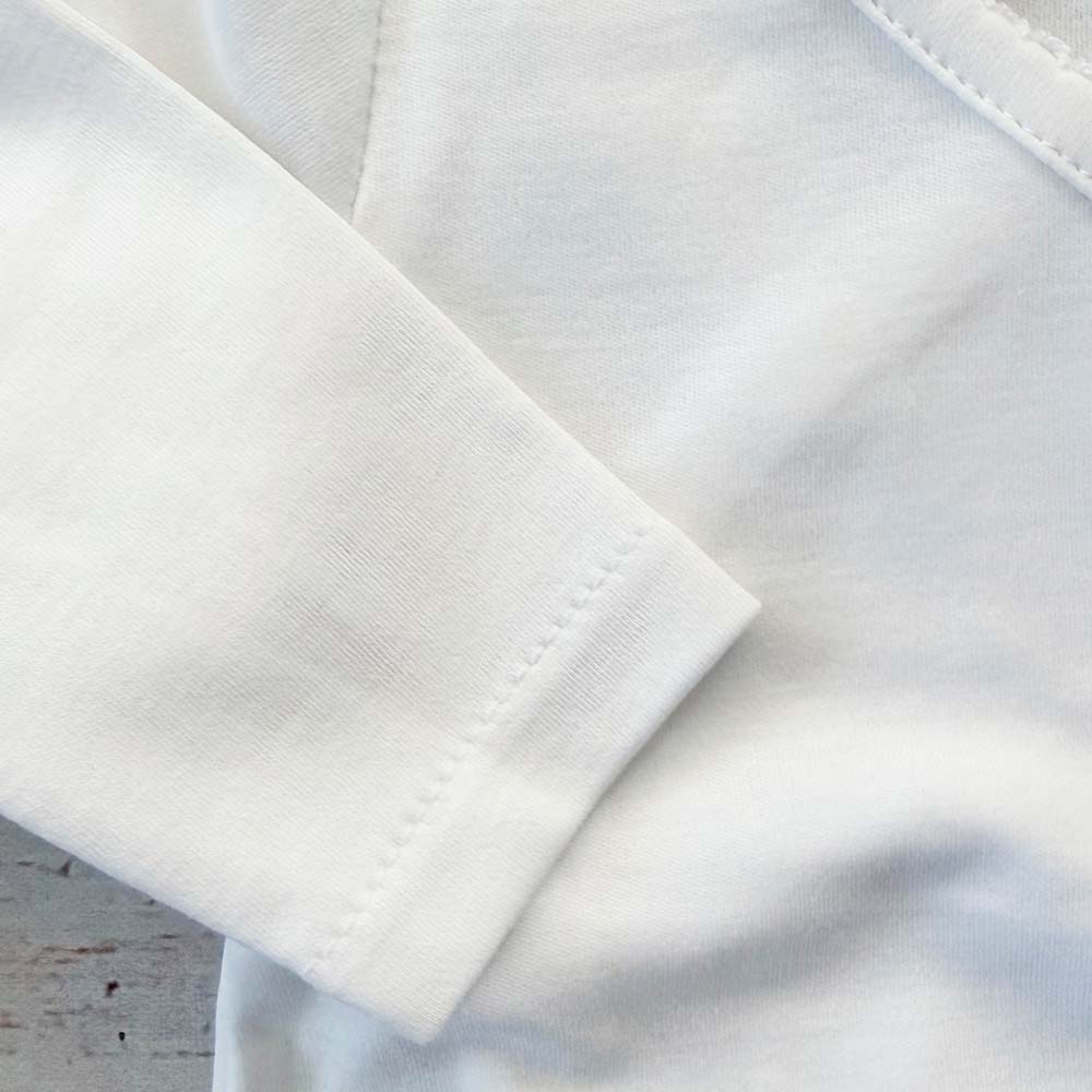 Chambrita blanca con manga larga y puño doblado