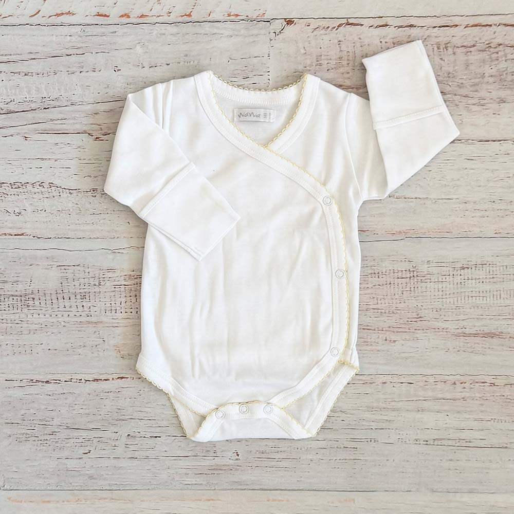 Body infantil blanco de manga larga con ribete picot amarillo y cierre a presión