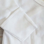 Body infantil blanco con costuras y dobladillo
