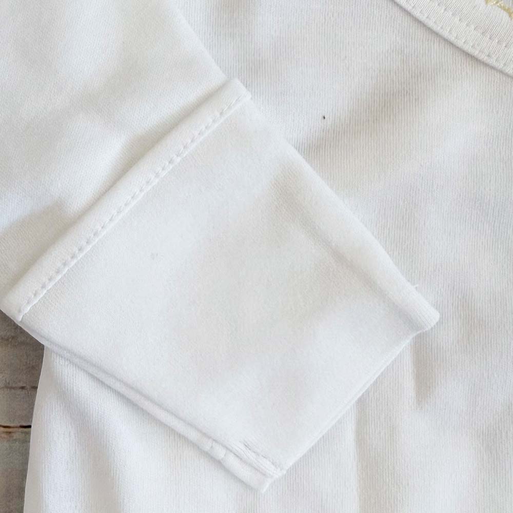 Body infantil blanco con costuras y dobladillo