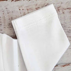 Body blanco para bebé, broches frontales y costuras marcadas
