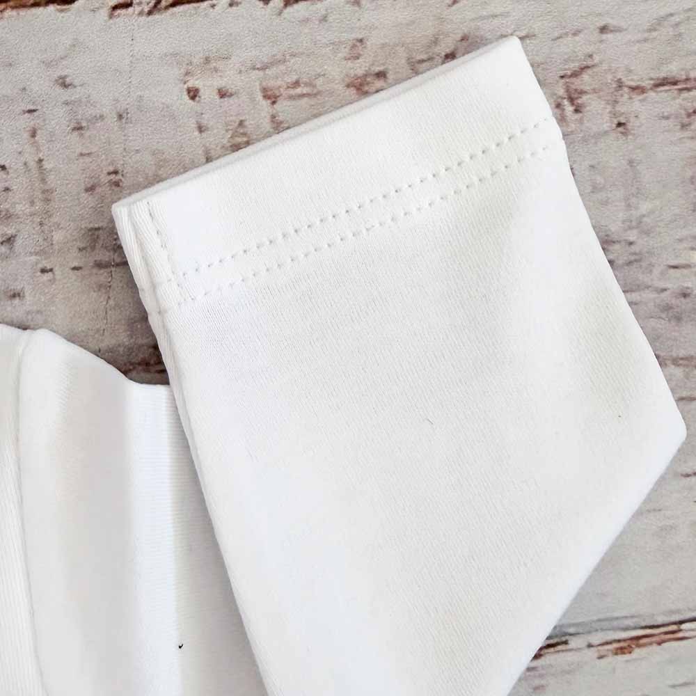 Body blanco para bebé, broches frontales y costuras marcadas