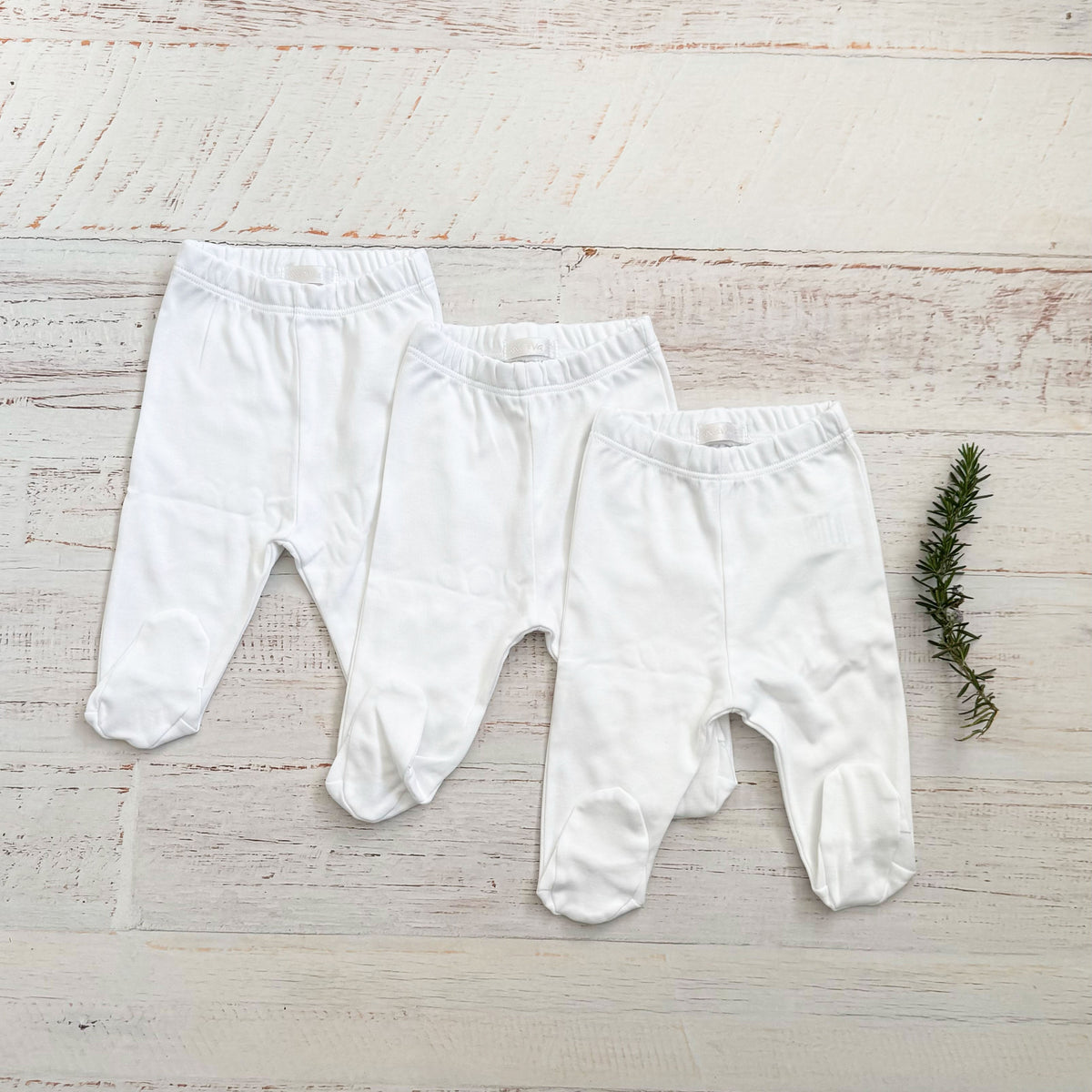Pack de 3 patitas blancas para bebé: tres pantalones con puño elástico