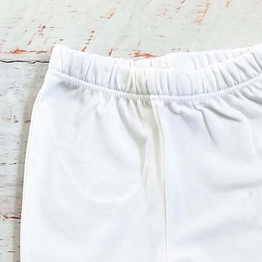 Pantalón blanco con pretina elástica y costuras laterales visibles