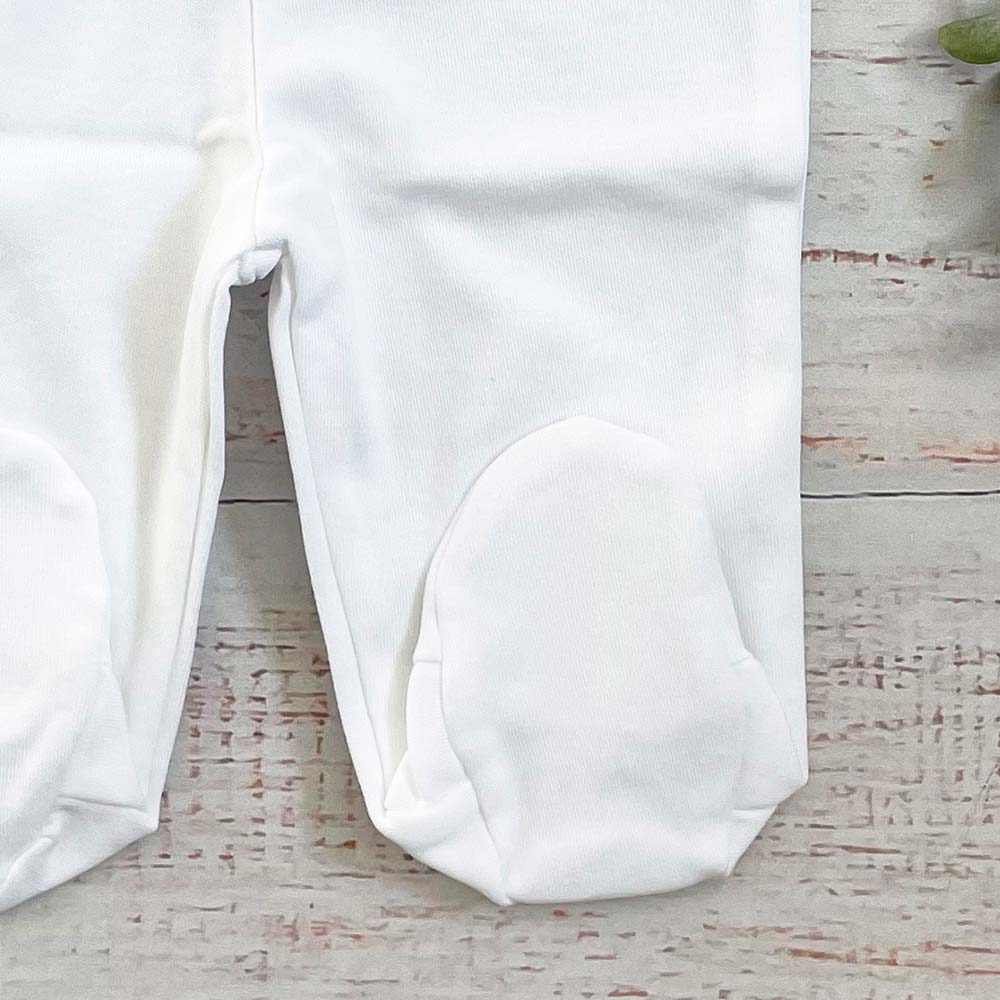Pantalón blanco con abertura tipo patita y costura en la entrepierna