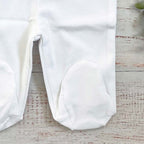 Pantalón blanco con abertura tipo patita y costura en la entrepierna