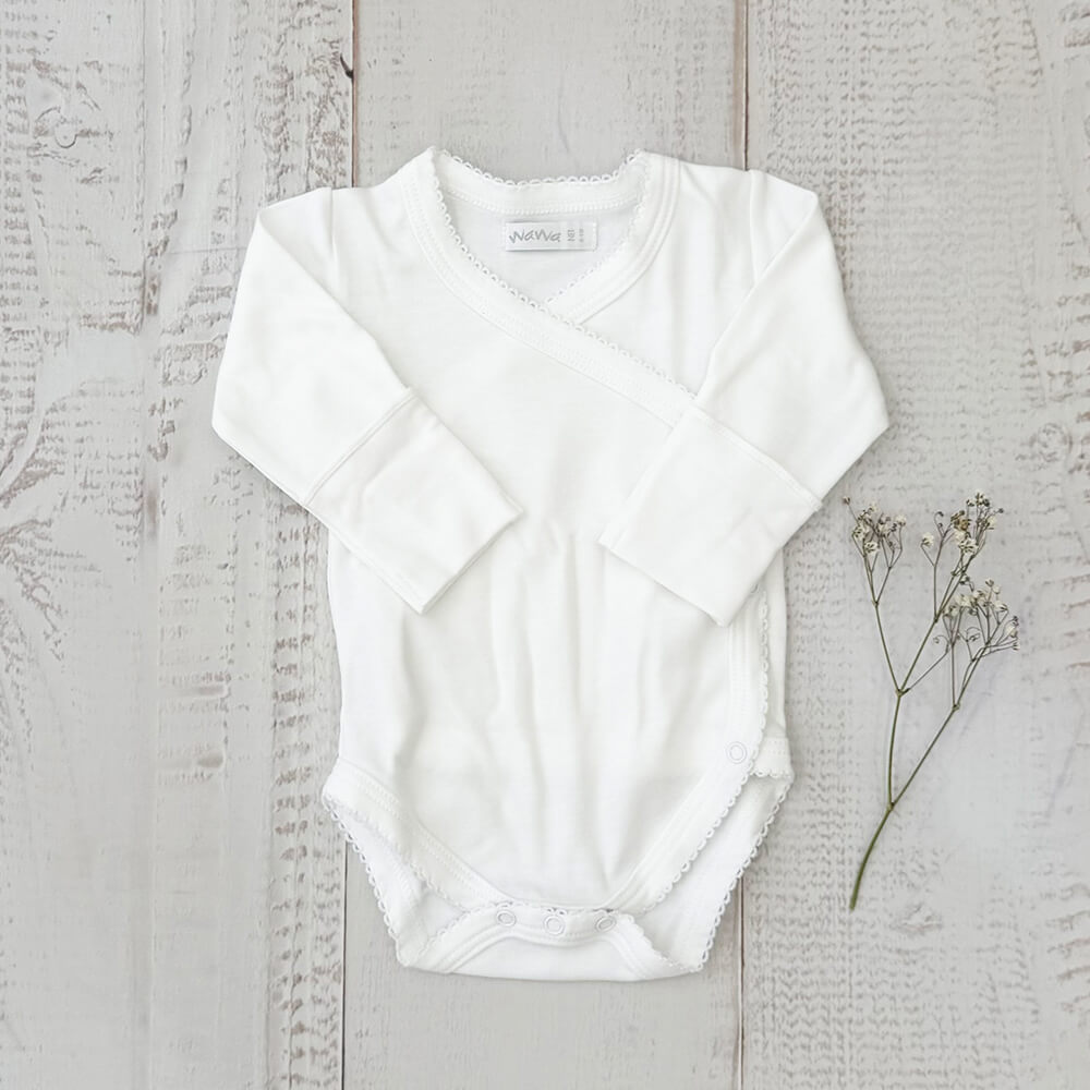 Body blanco de manga larga con cuello cruzado y detalle picot en el borde