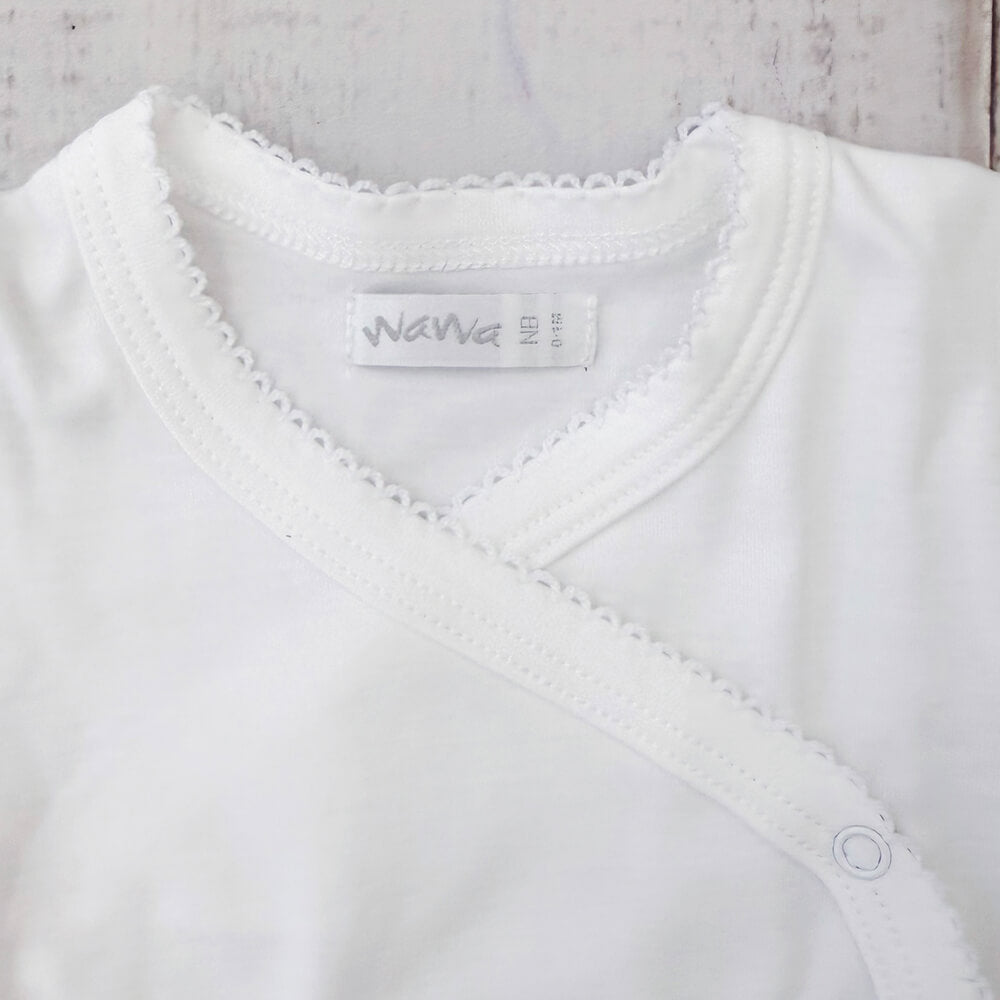 Cuello en pico del body blanco con broche lateral y vivos con picot