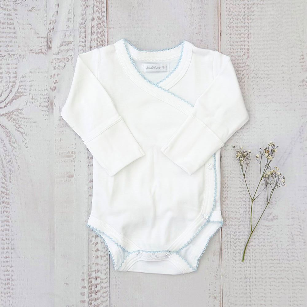 Body infantil blanco con ribete celeste picot y manga larga cruzada