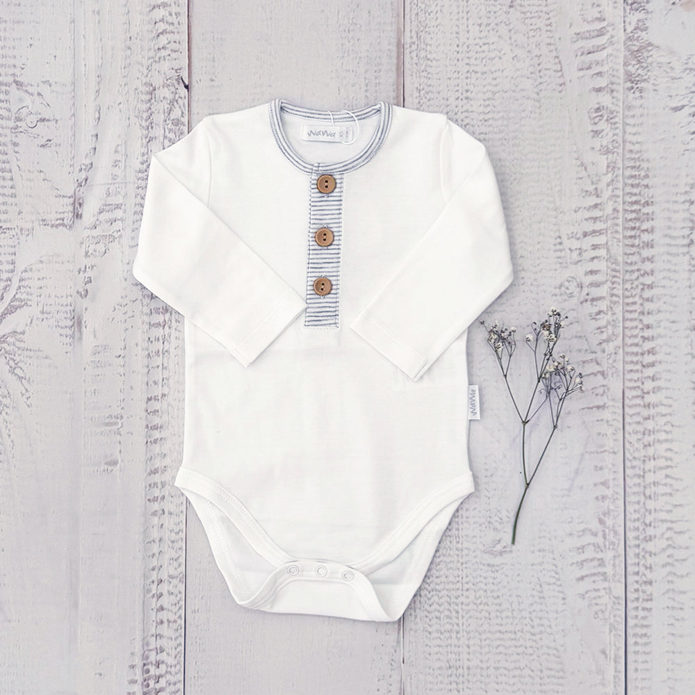 Body infantil blanco de manga larga con tapeta a rayas grises y botones de madera
