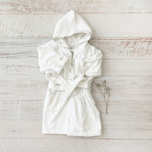Bata de baño blanca con capucha y cinturón, con estampado sutil