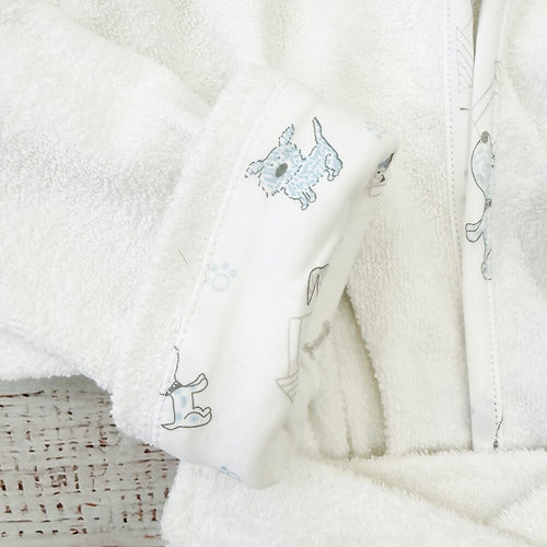 Manga de bata de baño blanca con estampado azul y textura tipo felpa suave.
