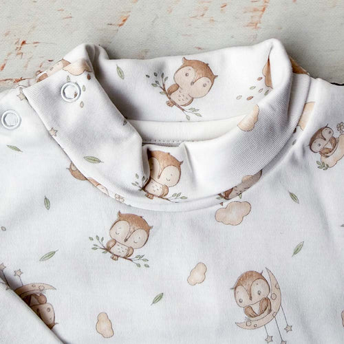 Body blanco de cuello alto con estampado de búhos y flores, detalle de costuras