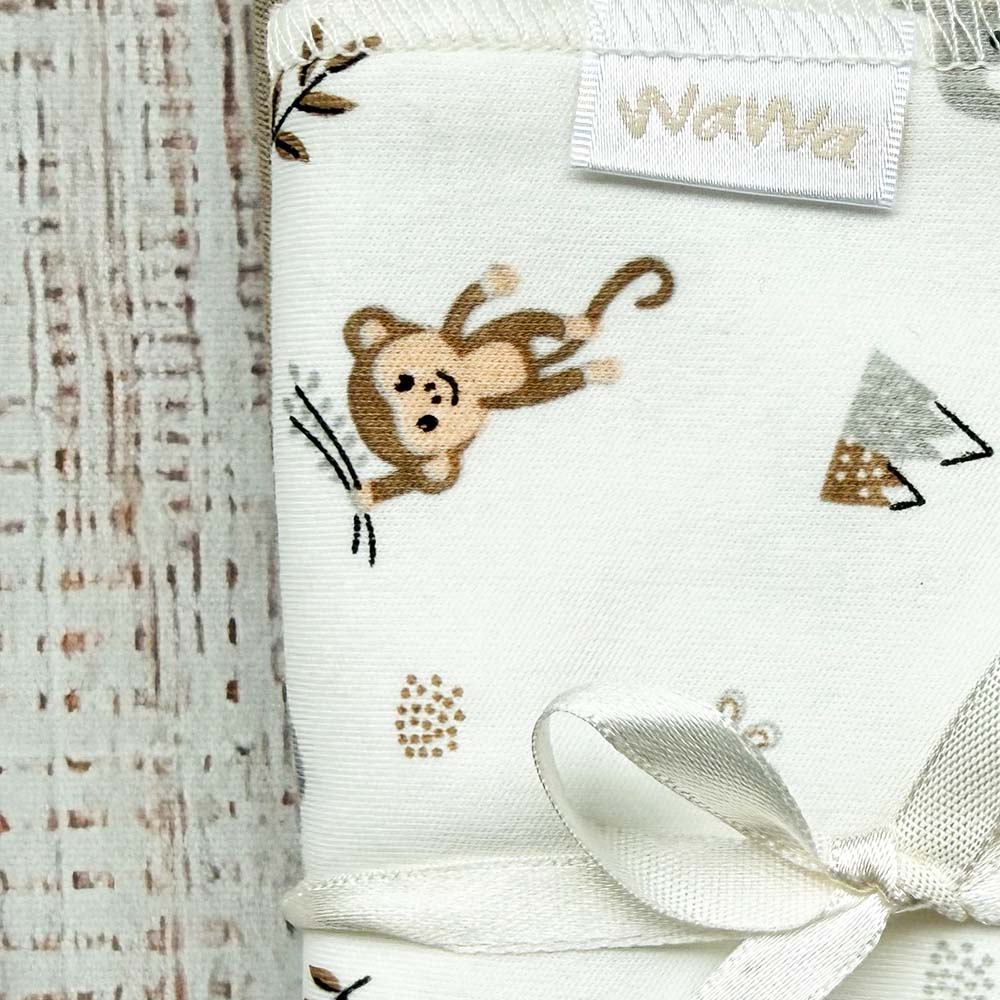 Tuto blanco con etiqueta superior, lazo y estampado de animales en tonos café