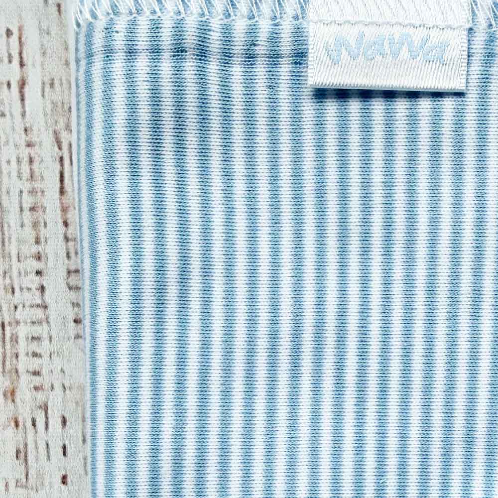 Paño rayado azul y blanco con etiqueta NaWa