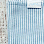 Paño rayado azul y blanco con etiqueta NaWa