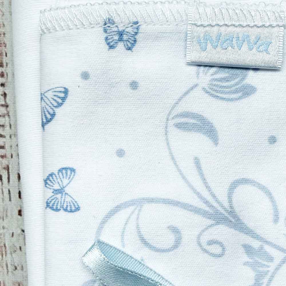 Tuto blanco con mariposas azules y banda decorativa con etiqueta WeWa