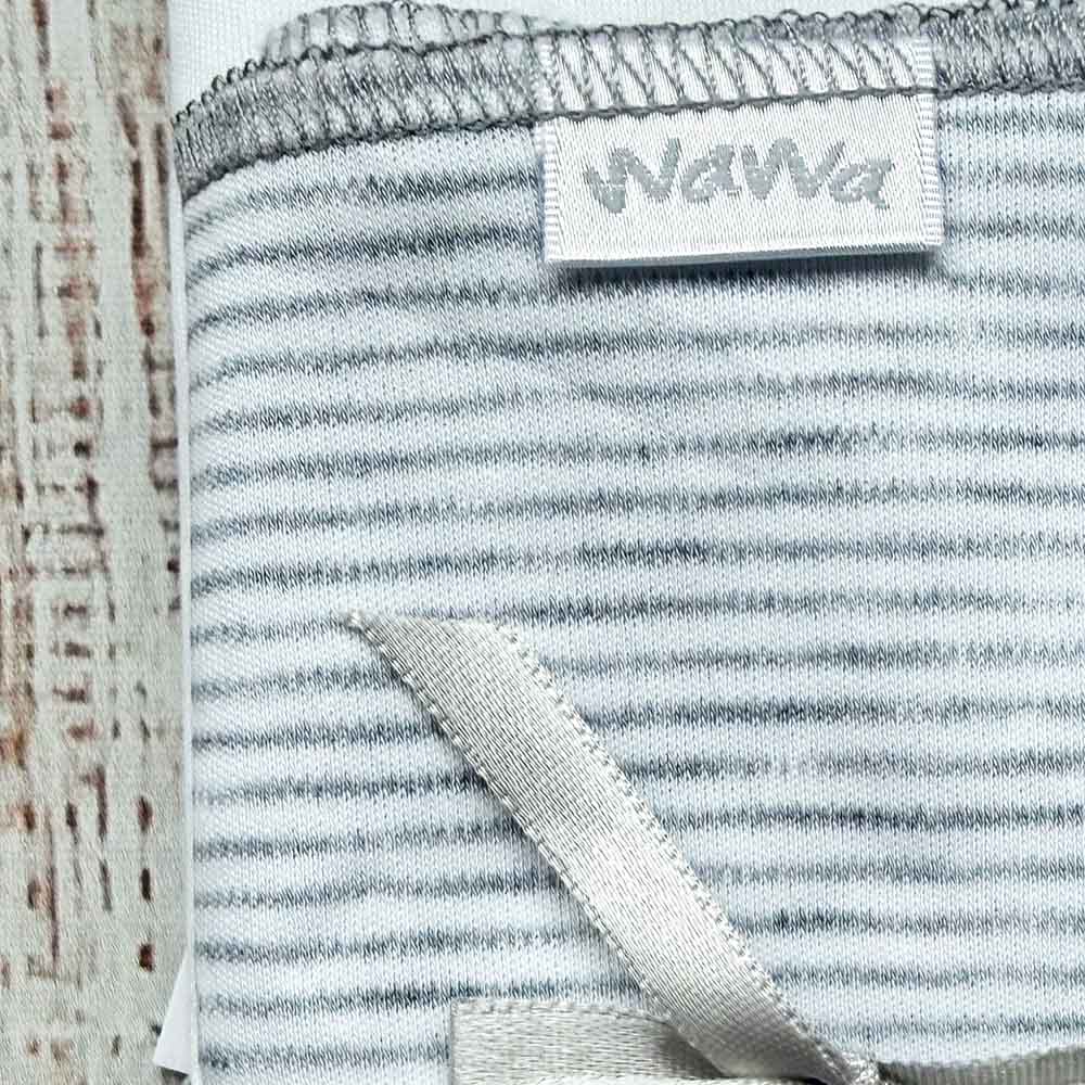 Tutos de tela con rayas grises y etiqueta, vista de borde con trenza