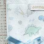 Tuto blanco con estampado de dinosaurios y cinta azul