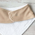 Bandana con reverso de toalla blanca y panel beige con dos botones metálicos