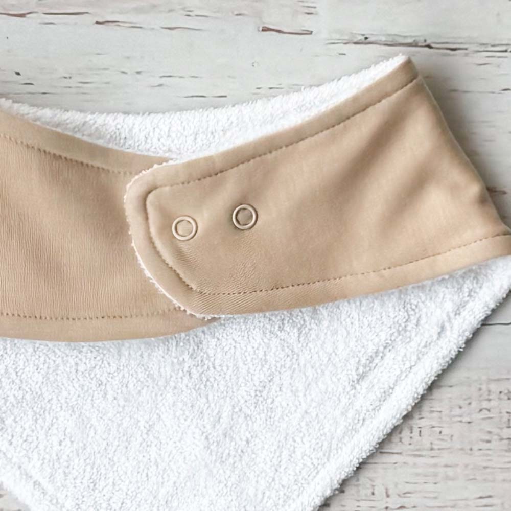 Bandana de tela beige con dos ojales metálicos para ajustar