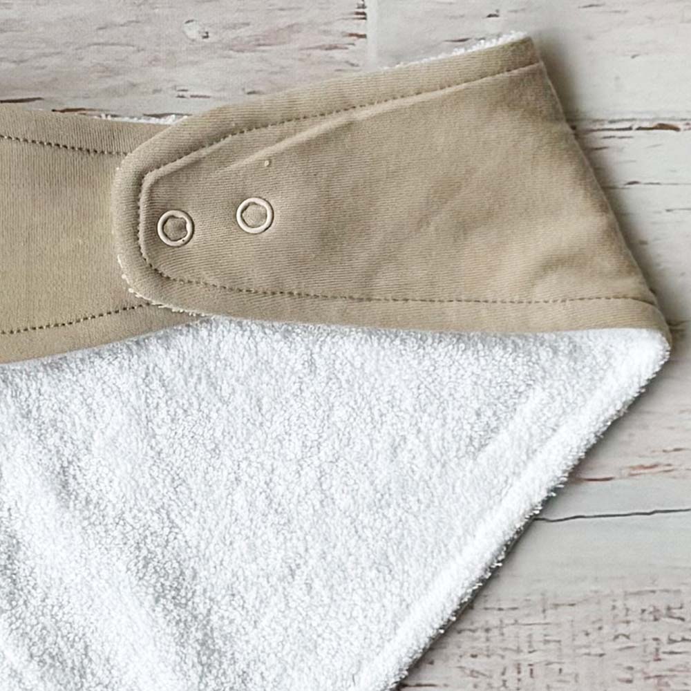 Bandana de tela beige con cierre de ojales metálicos