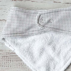 Bandana blanca reversible con broche circular y parte de toalla