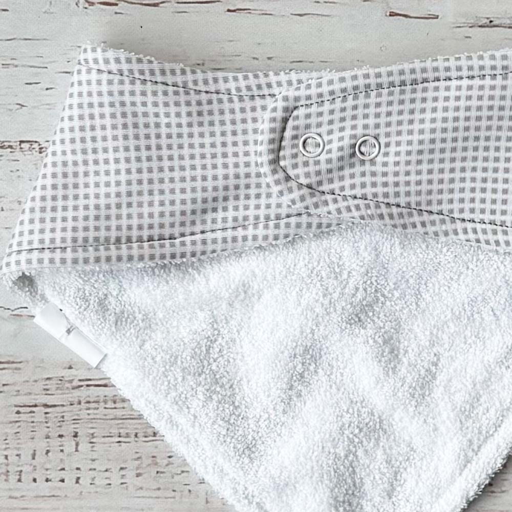 Bandana triangular de cuadros blancos con acabado tipo toalla