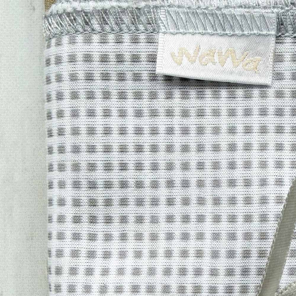 Tuto blanco con textura de cuadros y etiqueta frontal
