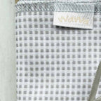 Tuto blanco con textura de cuadros y etiqueta frontal