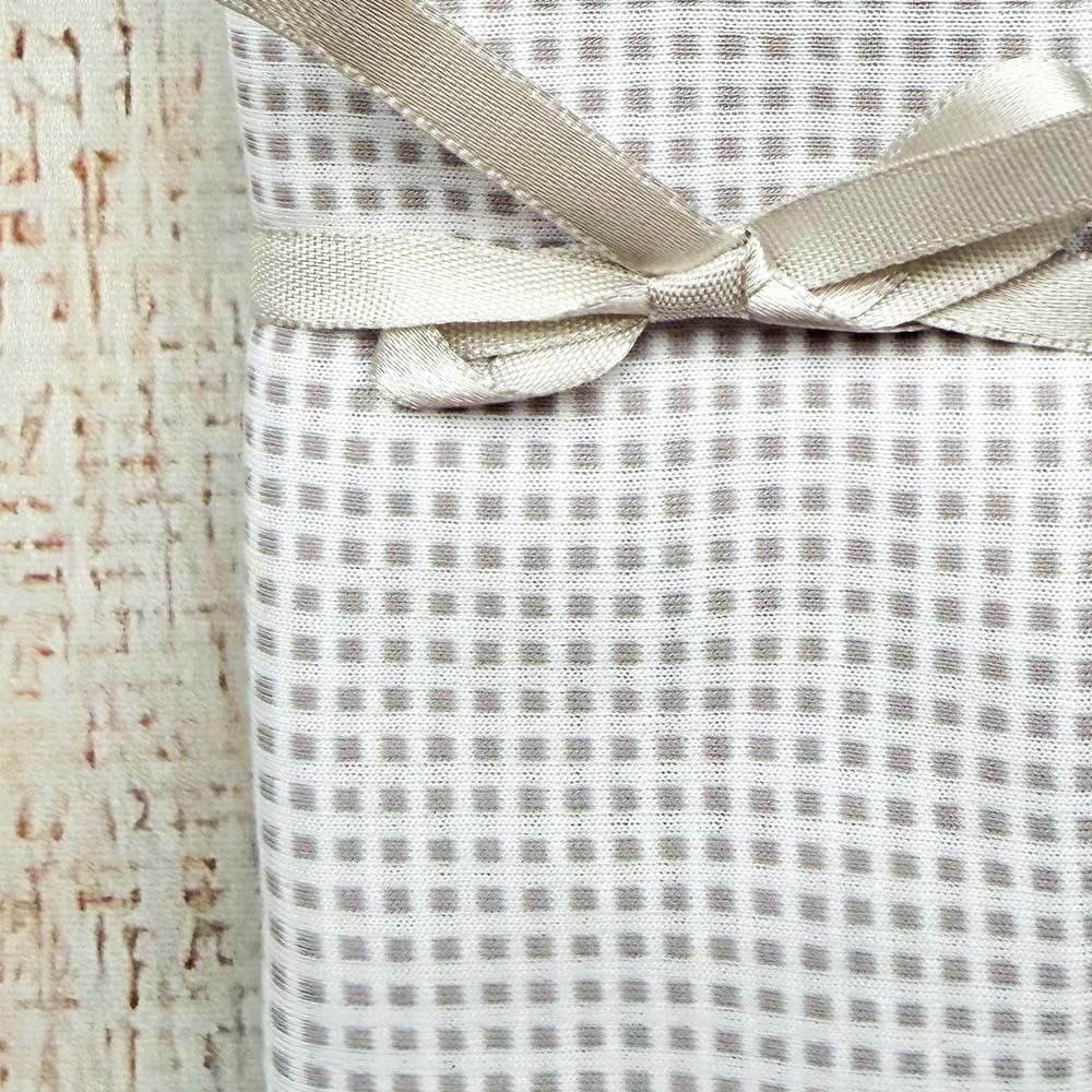 Paño de cocina blanco a cuadros con lazo beige en el centro