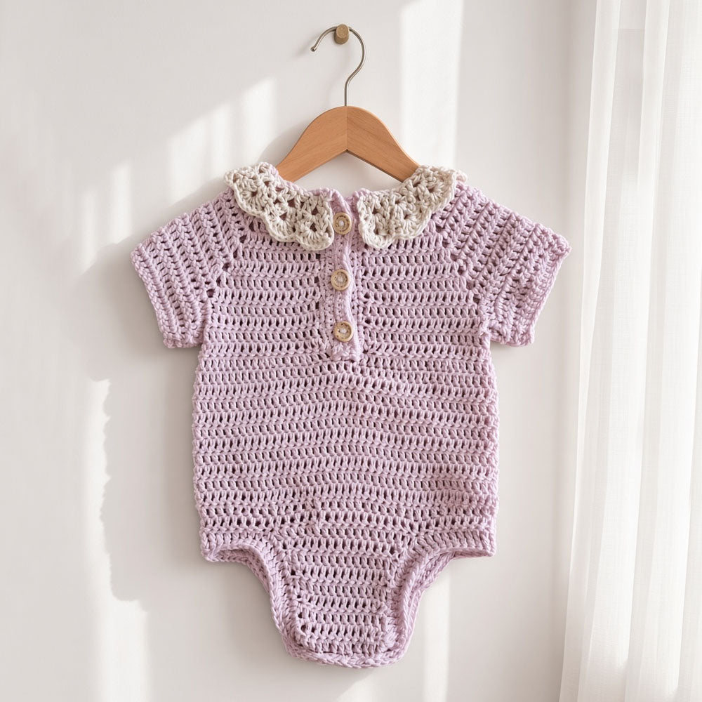 Body de crochet rosado con botones al frente y cuello ondulado, manga corta