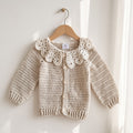 Chaleco de crochet beige con cuello de volantes y cierre de botones