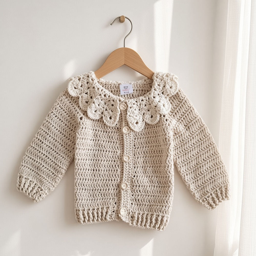 Chaleco de crochet beige con cuello de volantes y cierre de botones