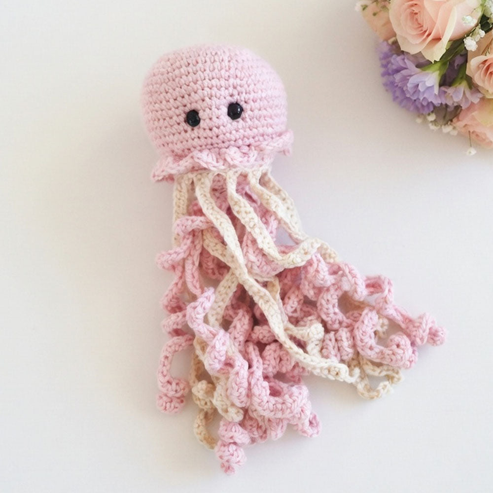Peluche medusa de ganchillo rosa con carita y tentáculos