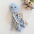 Muñeco de crochet medusa celeste y crema con tentáculos