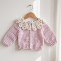Chaleco de crochet rosado con cuello tipo flores y botones al frente
