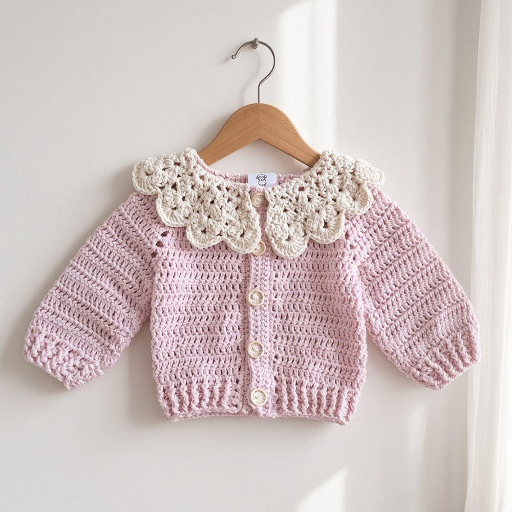 Chaleco de crochet rosado con cuello tipo flores y botones al frente