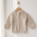 Chaleco de crochet beige con botones al frente y cuello alto