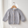 Chaleco de crochet gris con botones al frente y cuello alto en tejido con textura