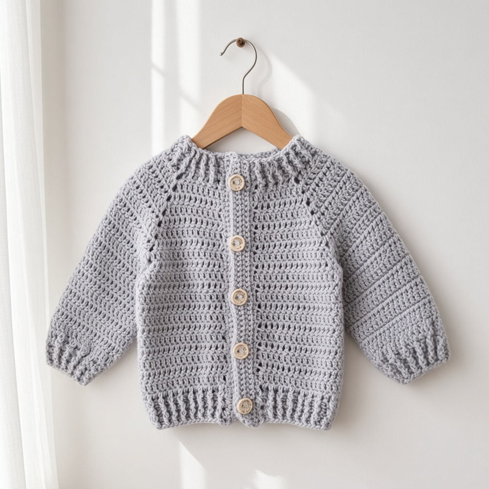 Chaleco de crochet gris con botones al frente y cuello alto en tejido con textura